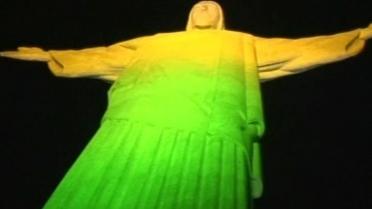 Статую Христа в Рио-де-Жанейро раскрасили в цвета бразильского флага