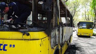 5 травня в центрі Одеси під час руху загорілося маршрутне таксі "Богдан" з пасажирами. / © Таймер Одесса