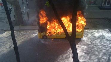 5 травня в центрі Одеси під час руху загорілося маршрутне таксі "Богдан" з пасажирами. / © revisor.od.ua