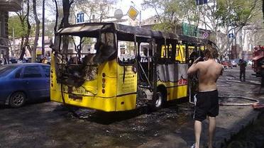 5 травня в центрі Одеси під час руху загорілося маршрутне таксі "Богдан" з пасажирами. / © revisor.od.ua