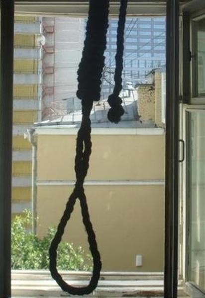 Хлопець повісився під вікнами коханої. Ілюстрація