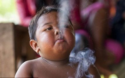 2-річний хлопчик, який викурював 40 сигарет на день, кинув палити