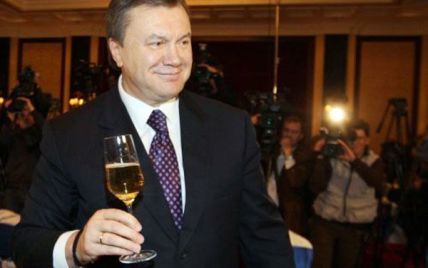 За 7 тисяч аферисти пропонують випити шампанського з Януковичем