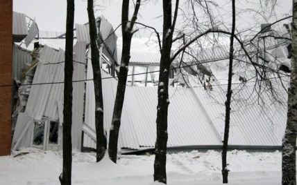 На Тернопільщині сніг пробив дах школи і завалив їдальню