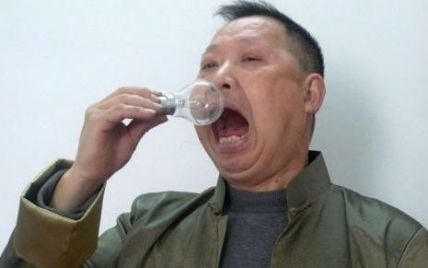 Мешканець Китаю їсть на сніданок лампочки