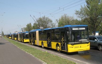 У Києві п'яний водій тролейбуса влаштував "зигзаг-шоу" на очах даішників