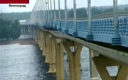 В Росії розхитався новий міст через Волгу: автомобілі підкидувало у повітря