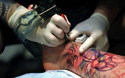 Англійка зробила татуювання з праху загиблого сина