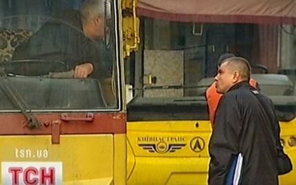 У Києві під тролейбусом знайшли жінку з відрізаною головою