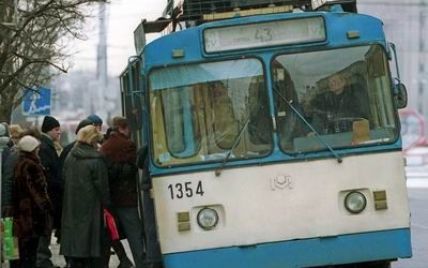 У Миколаєві двох жінок вдарило струмом у тролейбусі