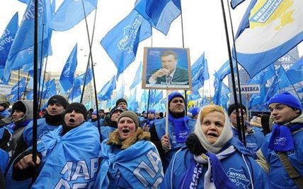Янукович проти того, щоб йому організовано махали прапорцями
