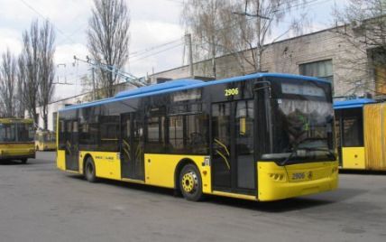 У Києві тролейбуси перегородили вхід в частину Внутрішніх військ