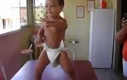 Малюк-танцюрист у памперсах підірвав Інтернет (відео)