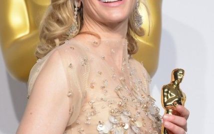 Кейт Бланшетт спит в обнимку со своим "Оскаром"