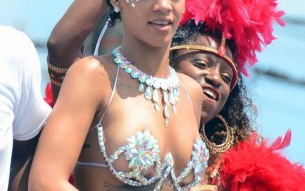 Карнавал на Барбадосе: Рианна и ее откровенный костюм