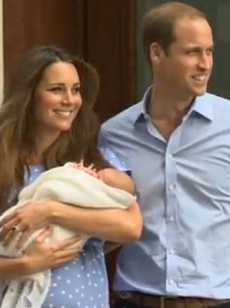 Герцогиня Кембриджская и принц Уильям выходят с госпиталя Святой Марии с новорожденным сыном / © 