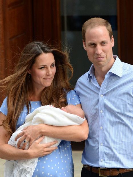 Герцогиня Кэтрин и принц Уильям с новорожденным сыном / © EPA/UPG