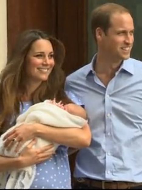 Герцогиня Кембриджская и принц Уильям выходят с госпиталя Святой Марии с новорожденным сыном / © 