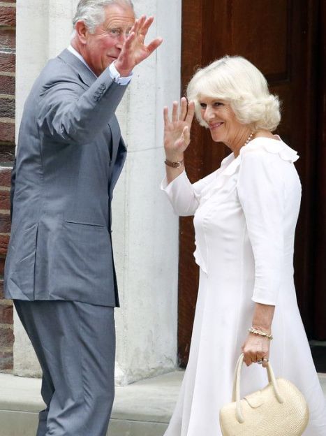 Принц Чарльз и герцогиня  Корнуольская Камилла на выходе из госпиталя / © EPA/UPG