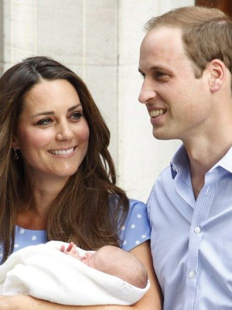 Герцогиня Кэтрин и принц Уильям с новорожденным сыном около госпиталя Святой Марии / © EPA/UPG