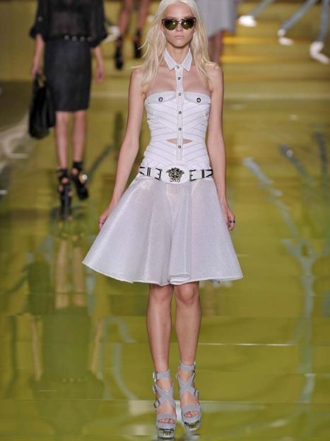 Versace коллекция прет-а-порте сезона весна-лето 2014 / © East News