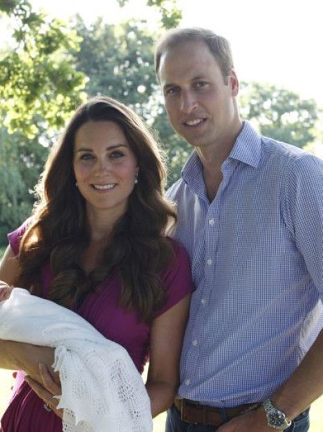 Принц Уильям и герцогиня Кэтрин показали первые фото сына Георга / © EPA/UPG