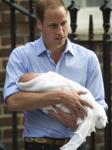 Принц Уильям с новорожденным сыном на руках / © EPA/UPG