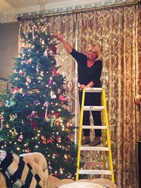 Мама Хайди Клум наряжает елку в доме модели / © 