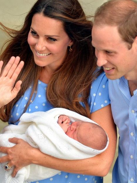 Герцогиня Кэтрин и принц Уильям с новорожденным сыном / © EPA/UPG