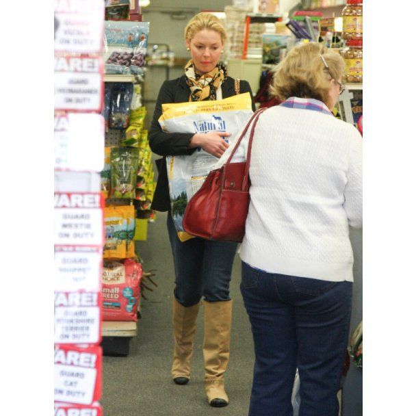 Звезды шопинга. Звезды на шоппинге. Звезды шопинга. Эшли грин несчастный случай. Звезды с покупками.