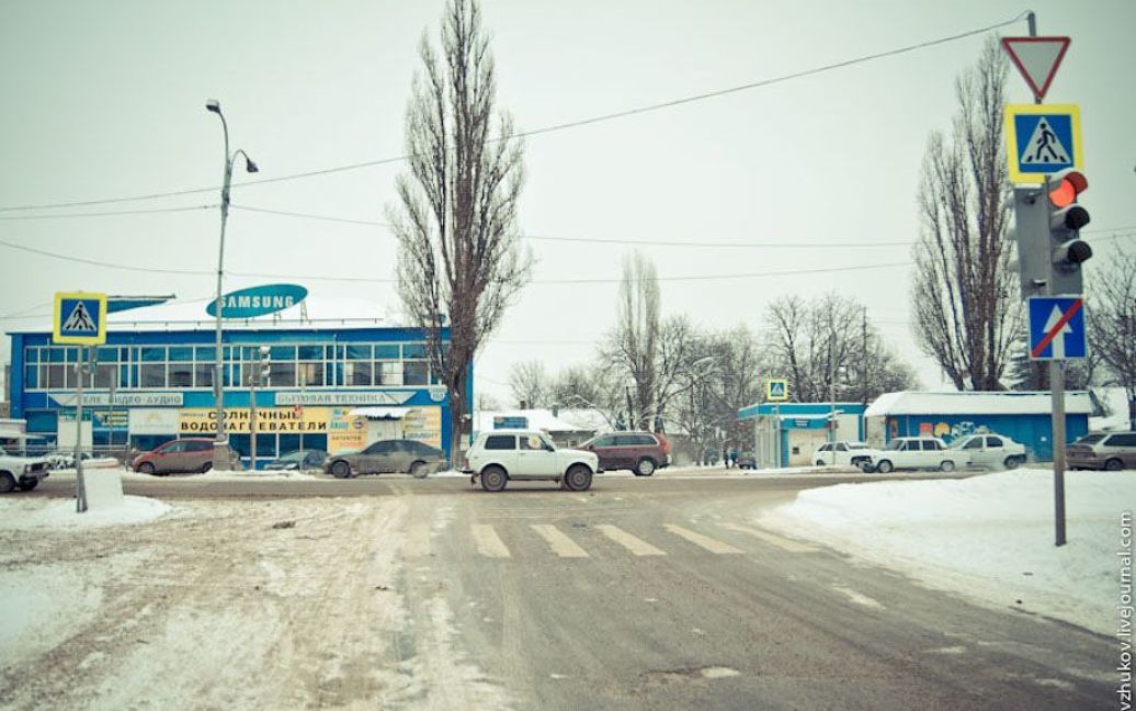 Полгода назад в Пятигорске провели реконструкцию проспекта Калинина.Вы видите светофор на другой стороне перекрестка? / © 
