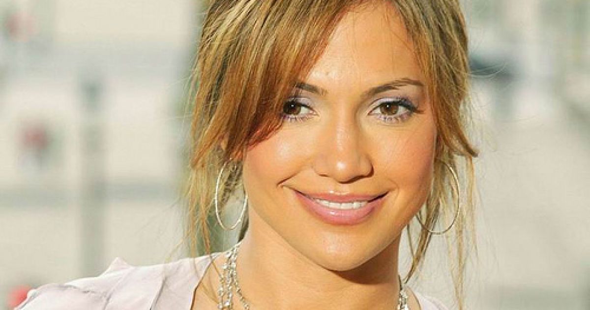 Жігіт аққұба фитнес-тренерді трахает.