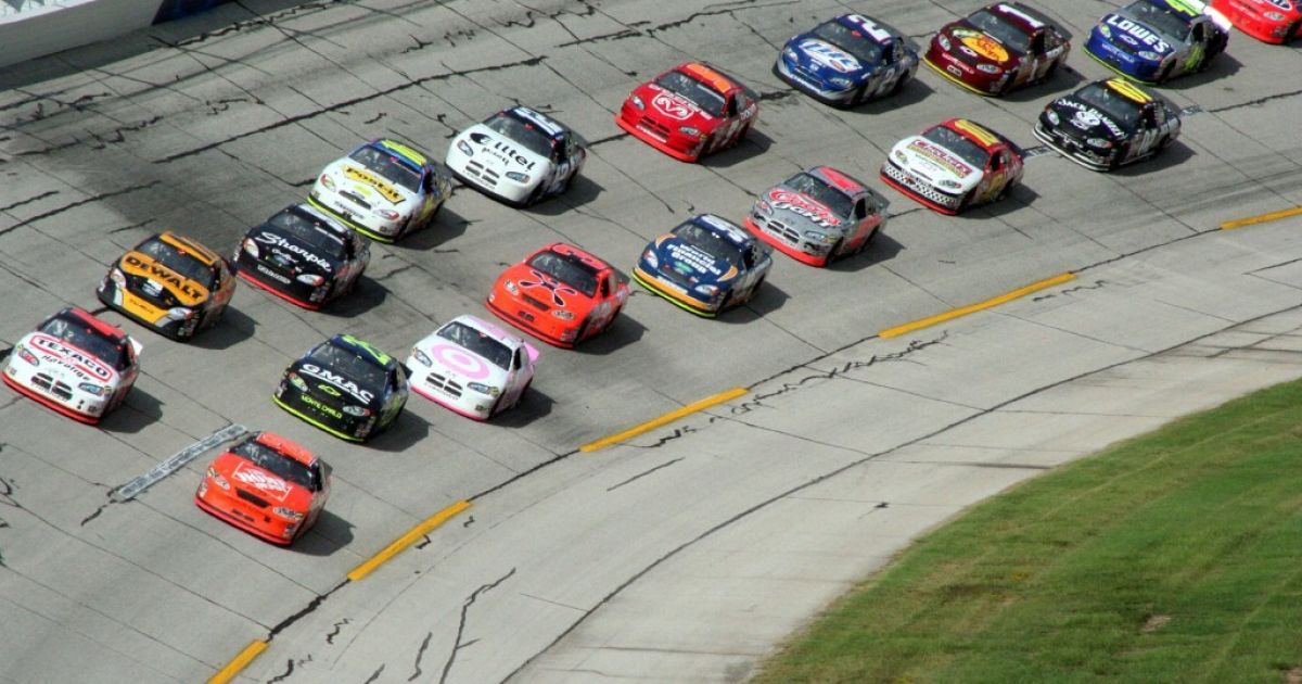 Отец вытащил сына-гонщика из горящего автомобиля