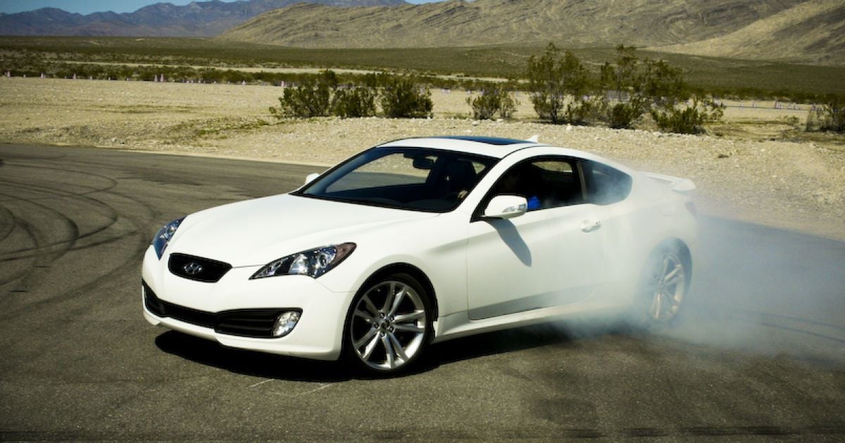 Hyundai Genesis Coupe соревнуется в скорости со стрелой