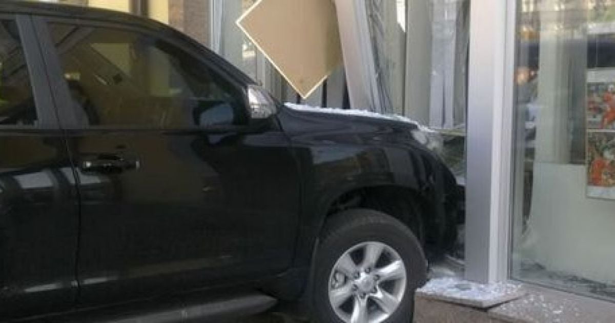 Девушка на джипе въехала в витрину в центре Киева
