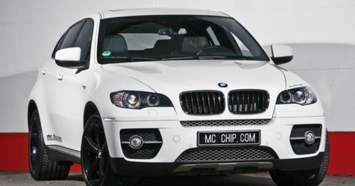 BMW Х6 разнес несколько машин, не получив ни единой царапины (Видео)