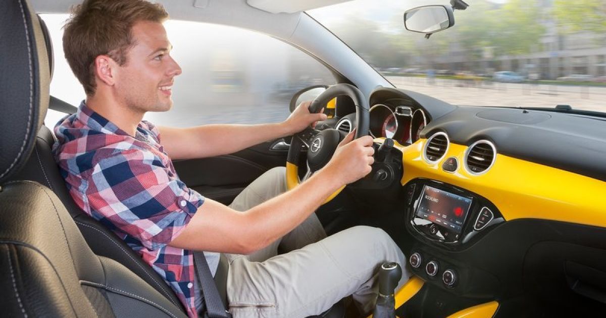 Машины научили распознавать жесты и мимику водителей