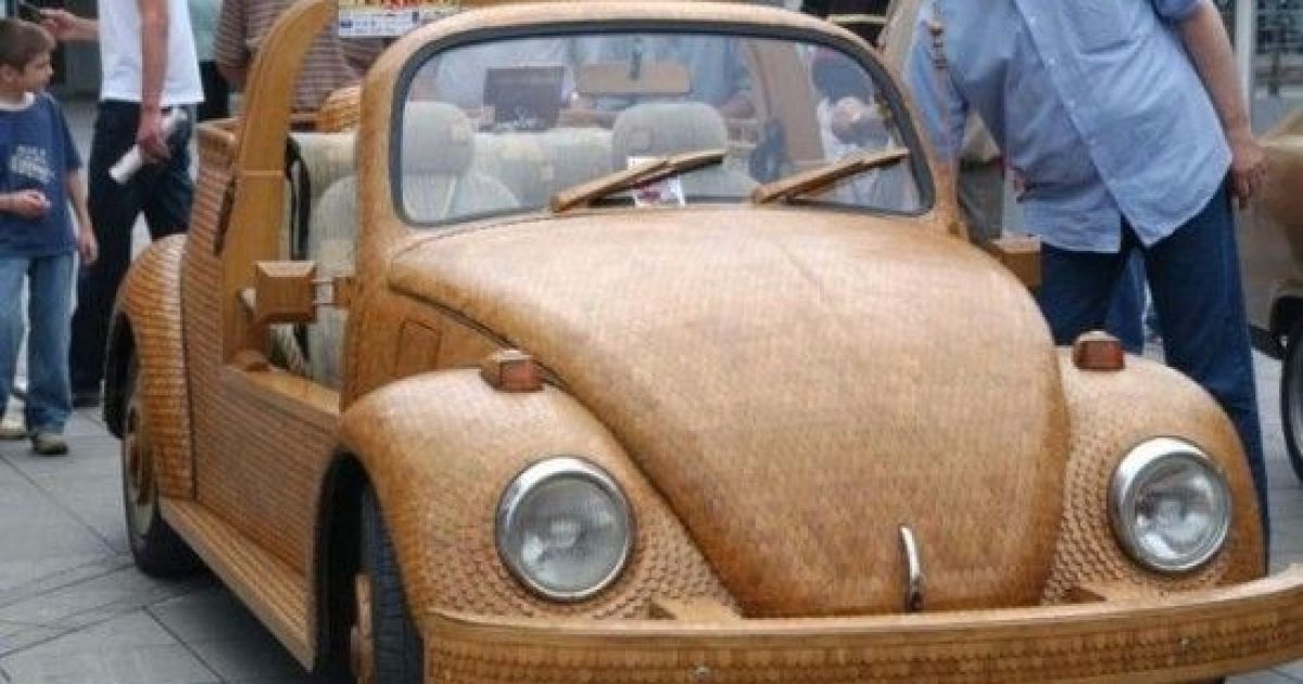 По Сараеву разъезжает "деревянный" Volkswagen "Жук"