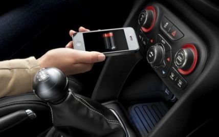 Автомобили получат новую опцию – беспроводную подзарядку мобильных телефонов