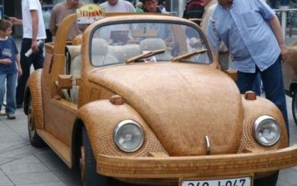 По Сараеву разъезжает "деревянный" Volkswagen "Жук"