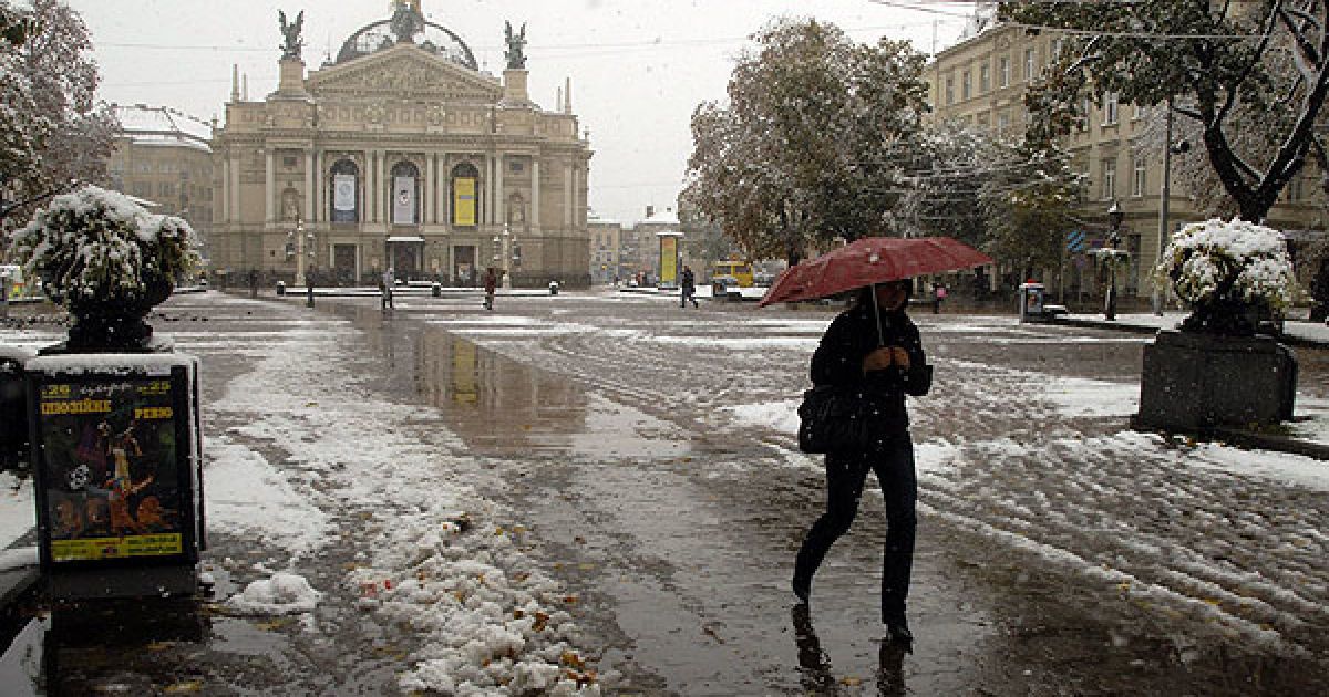 Украинцы начнут новую неделю с мокрым снегом и дождем