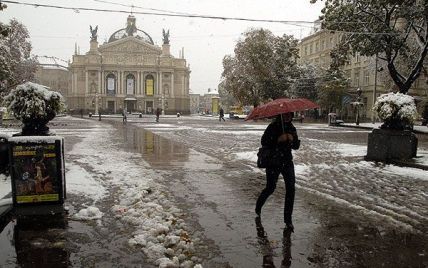 Понедельник встретит украинцев мокрым снегом и дождем
