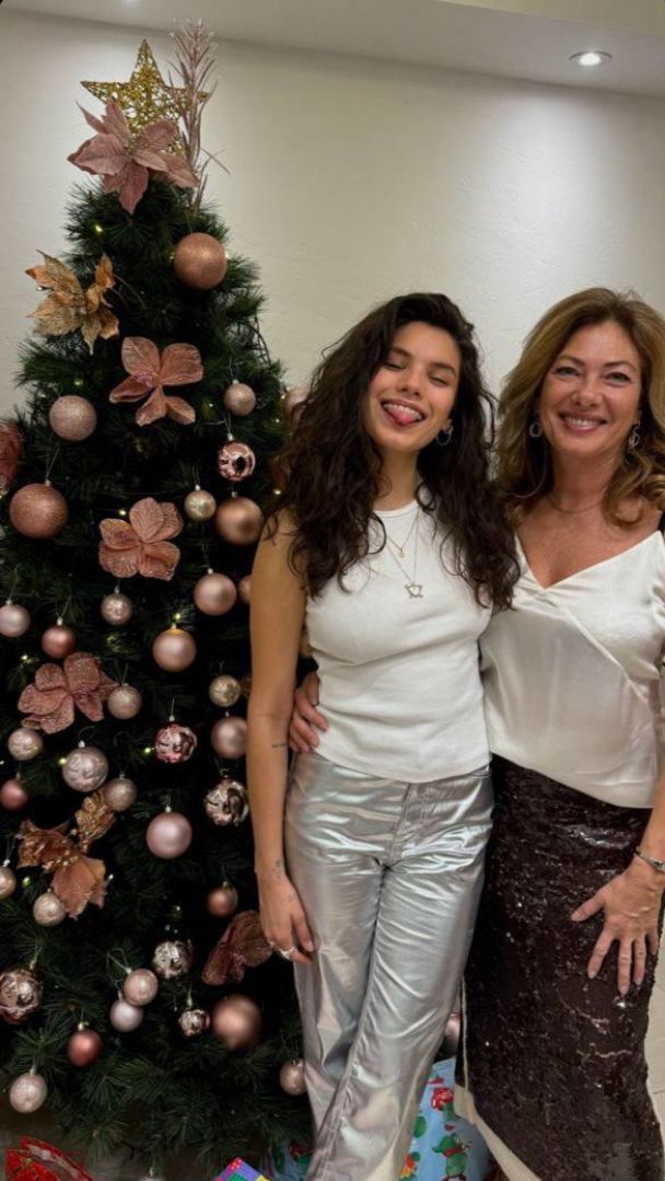 Мишель Андраде с семьей / © instagram.com/mishvirmish