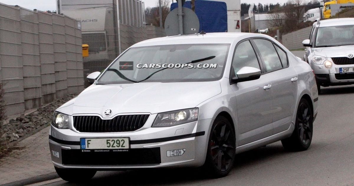 В Сети появились новые шпионские фото Skoda Octavia RS