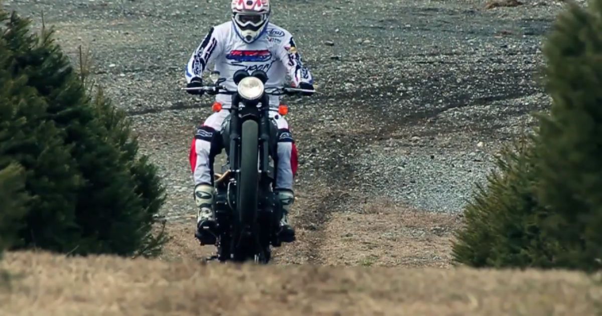 Мотогонщик раскрывает потенциал мотоцикла Triumph (Видео)