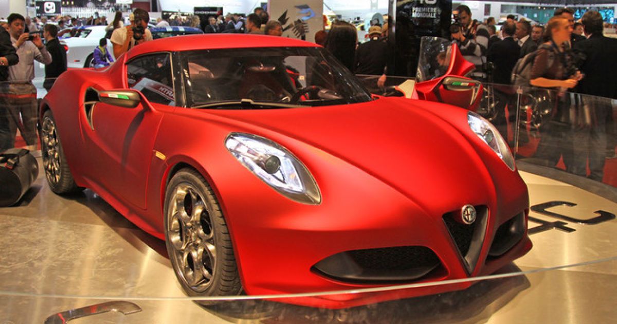 Alfa Romeo начнет продажи красавицы 4C уже осенью