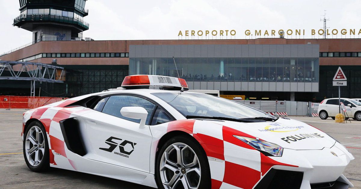 Lamborghini Aventador устроился на работу в аэропорт