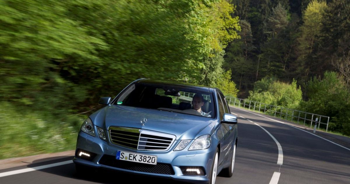 Mercedes-Benz опубликовал видеотизер нового E-Class