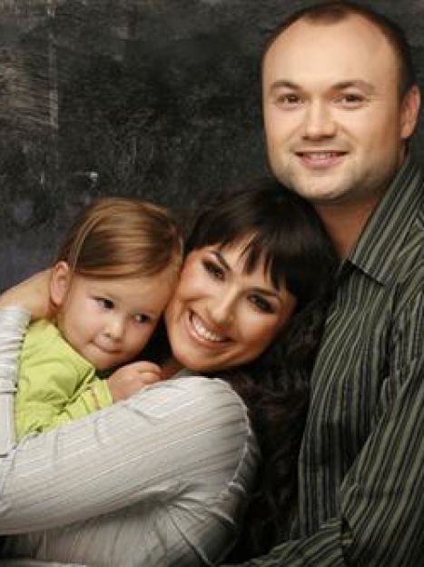 Маша Ефросинина с мужем Тимуром и дочерью Наной / © 