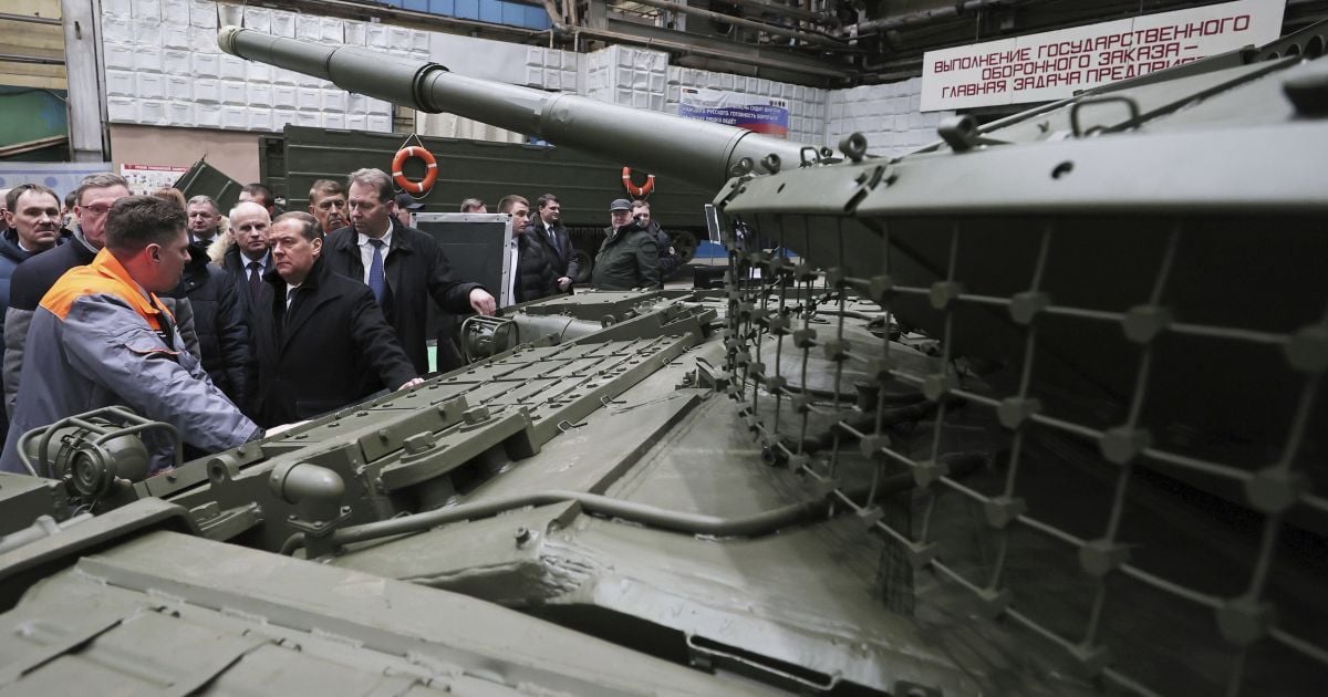 Дмитро Медведєв відвідує Омський завод транспортного машинобудування, де окупанти виготовляють танки для війни проти України